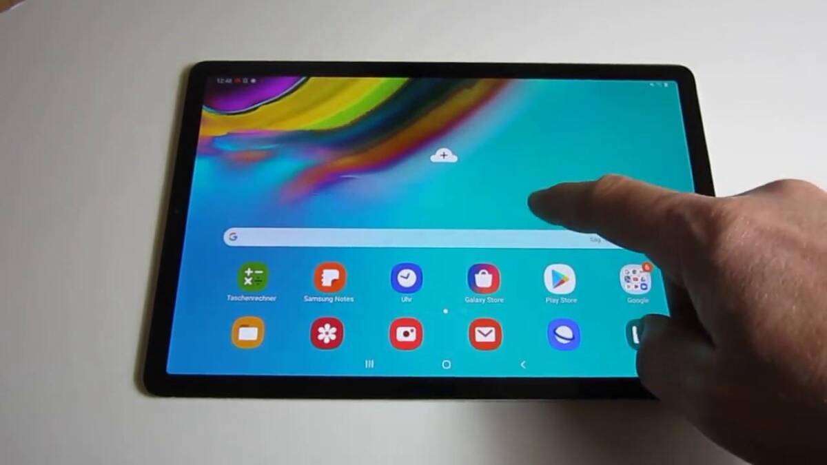 Планшет OnePlus с сенсорным управлением и интерфейсом приложений на экране
