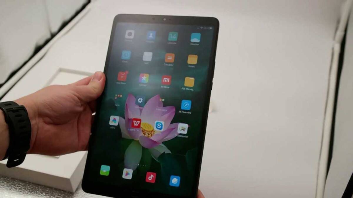 Планшет Xiaomi Mi Pad 5 в руке с интерфейсом на экране