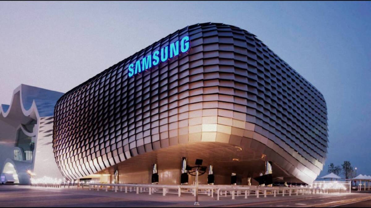 Футуристический фасад здания Samsung с современным архитектурным дизайном в стиле футуризма