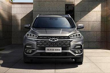 Черный Chery Tiggo 8 с передним видом на стене