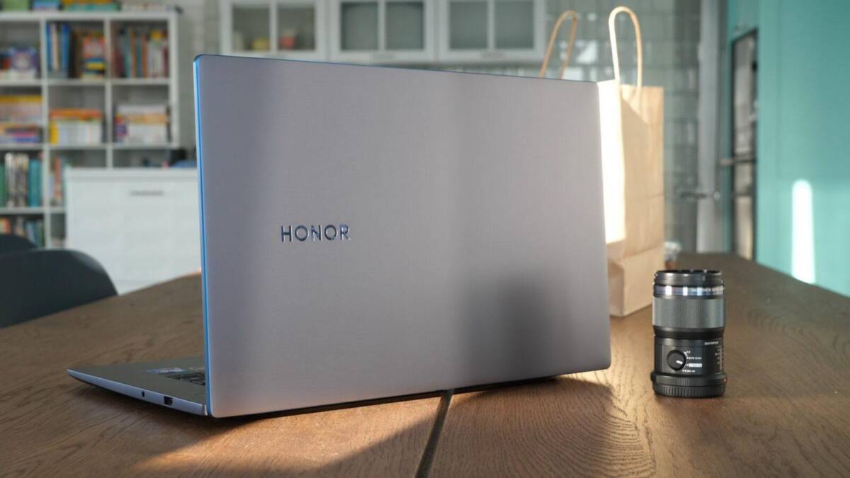 Ноутбук Honor MagicBook 15 с серебристым корпусом, вид сбоку и крышка с портами