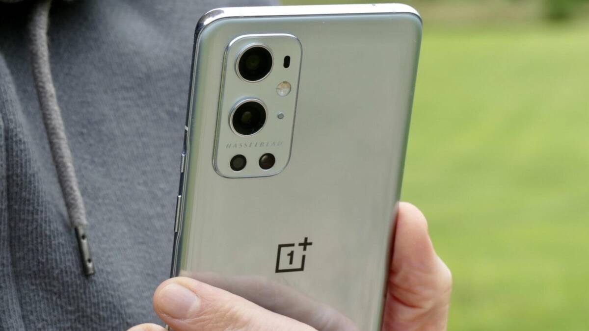 Ручка держит смартфон OnePlus Nord 2 с тремя камерами