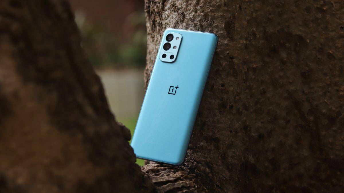 Синий смартфон OnePlus Nord 2 с тройной камерой на задней панели и логотипом на задней стороне
