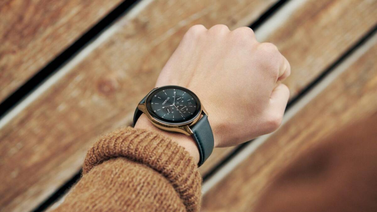 Умные часы OnePlus Watch в кобальтовой версии с круглым дисплеем на руке