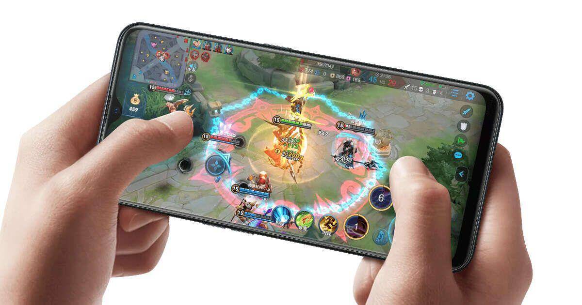 Игровой смартфон OPPO с интерфейсом игры в руках: демонстрация возможностей устройства