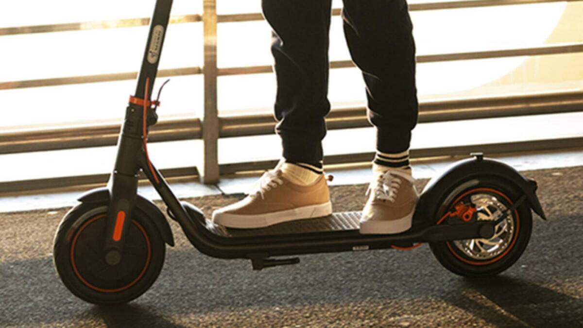 Вышел Segway-Ninebot Kickscooter F40: стильный и мощный городской электросамокат 5 Часть электросамоката Segway-Ninebot Kickscooter F40 с колёсами и педалью