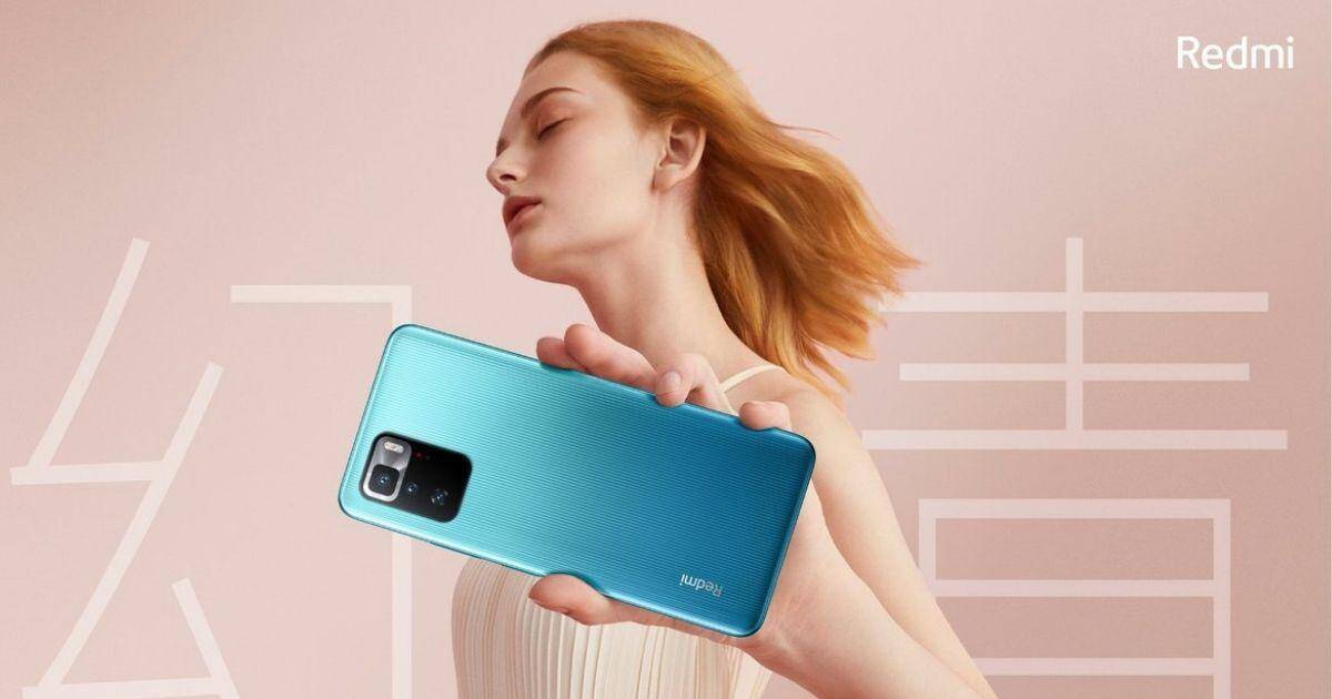 Портрет женщины с рыжими волосами, держащей смартфон POCO X3 GT в руке