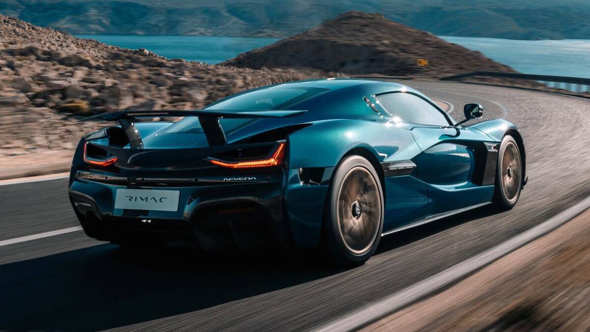 Задняя часть электромобиля Rimac Battista с задним спойлером и аэродинамическими элементами