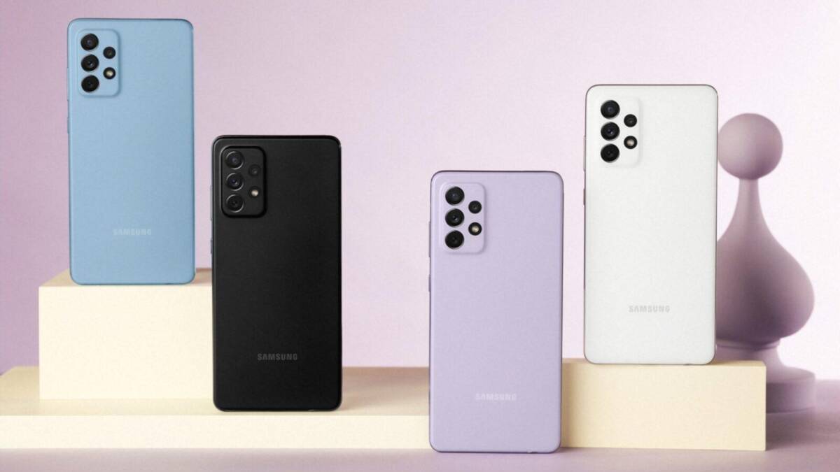 Четыре цветных мобильных телефона Samsung Galaxy A52 на фоне