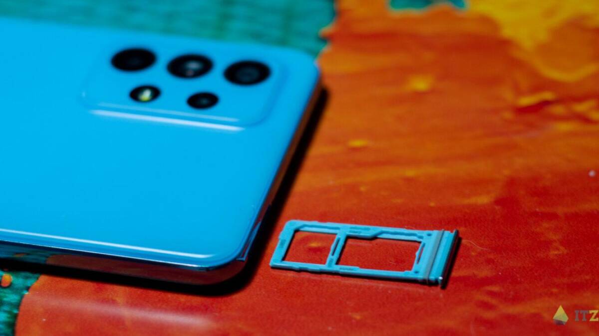 Синий смартфон Samsung Galaxy A52 с слотом для SIM-карты