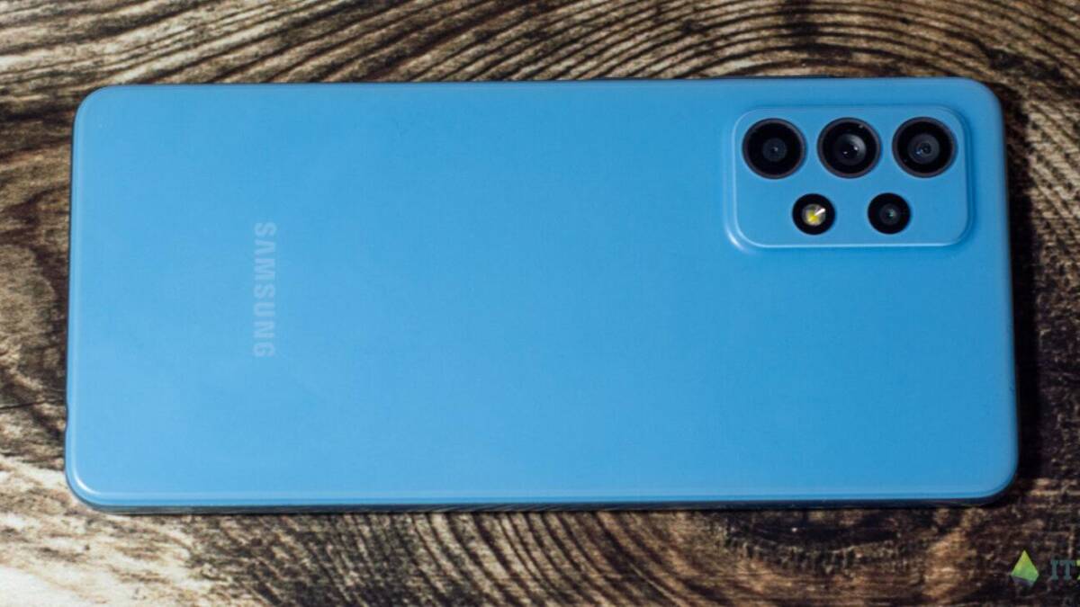 Смартфон Samsung Galaxy A52 сзади на деревянной поверхности