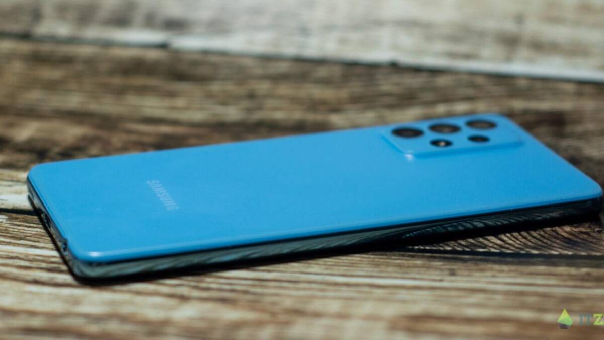 Синий Samsung Galaxy A52 на деревянном фоне