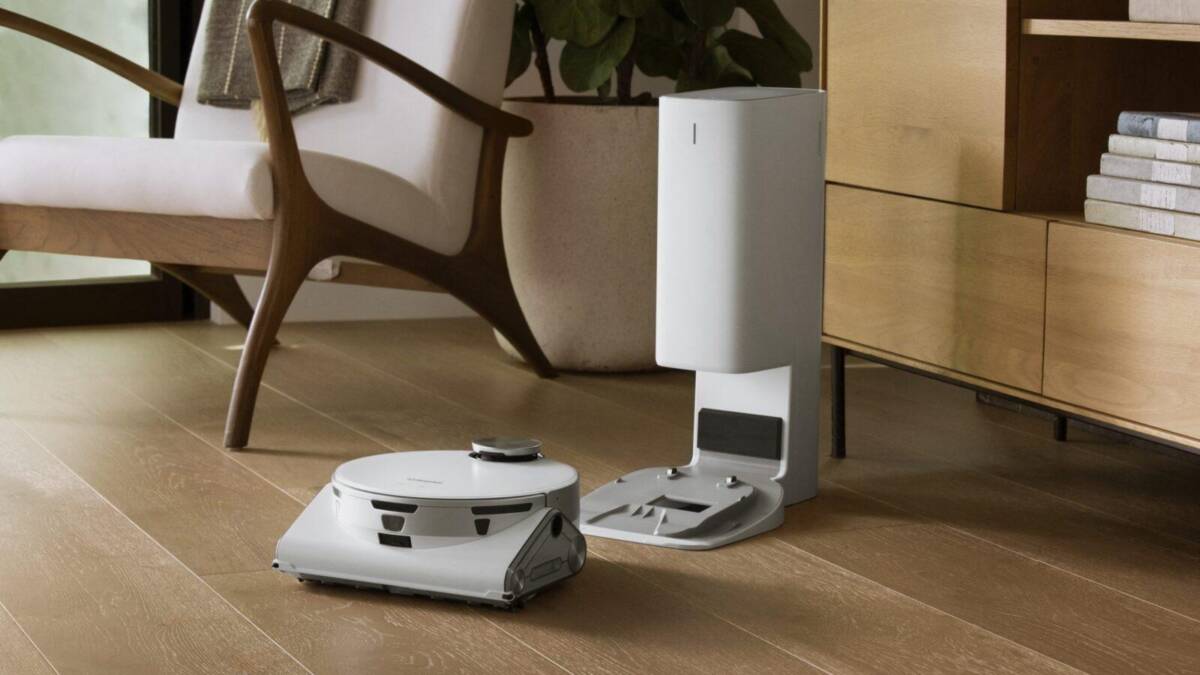 Робот-пылесос Samsung Jet Bot AI+ на деревянном полу