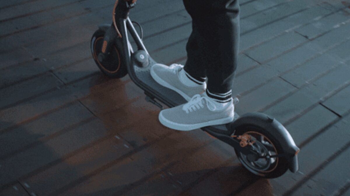 Вышел Segway-Ninebot Kickscooter F40: стильный и мощный городской электросамокат 6 Электросамокат Segway-Ninebot Kickscooter F40 с руками и колесами
