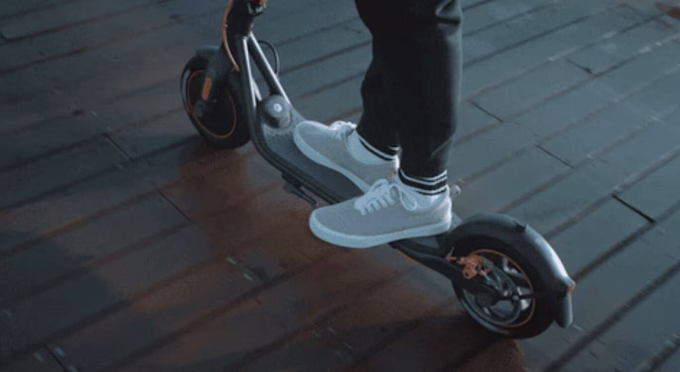 Вышел Segway-Ninebot Kickscooter F40: стильный и мощный городской электросамокат 2 Электросамокат Segway-Ninebot Kickscooter F40 с руками и колесами