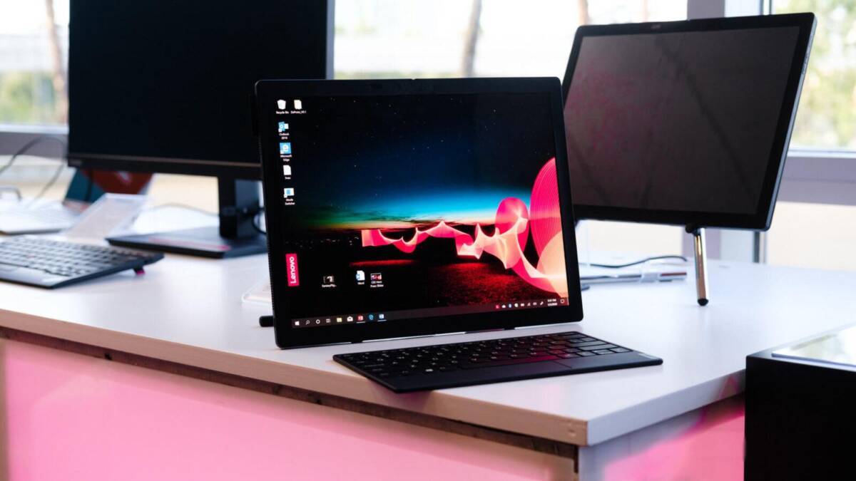 Складной планшет Lenovo ThinkPad X1 Fold 2 с клавиатурой на рабочем столе