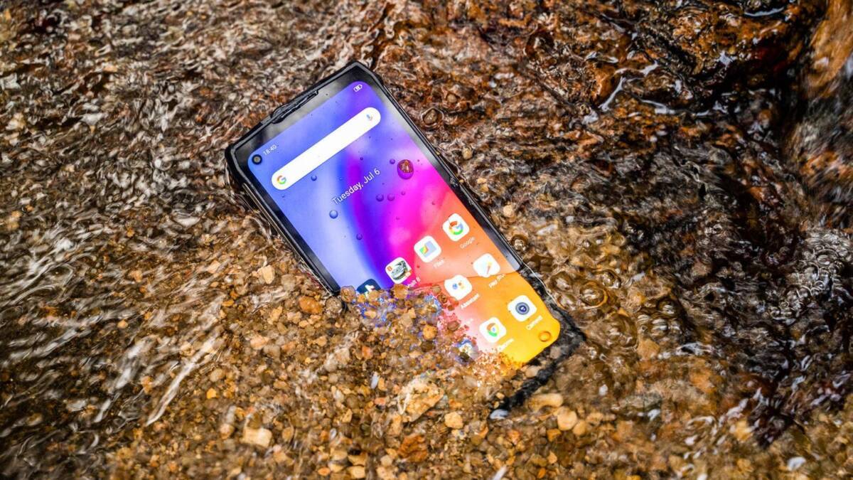 Ulefone представила смартфон с самым большим аккумулятором в мире 5 Смартфон Ulefone на каменистом дне в воде