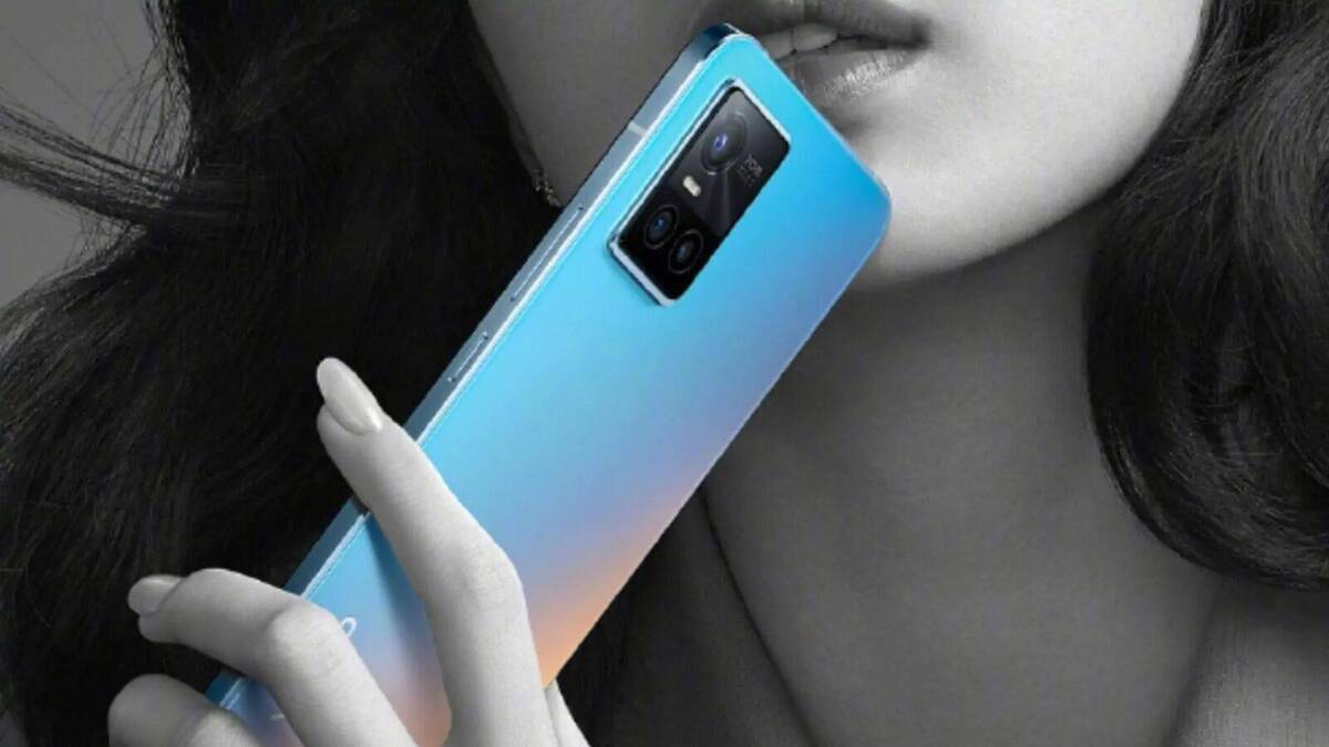 Смартфон Vivo S10 Pro с голубым корпусом и задней камерой