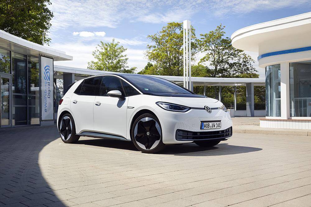 Белый электромобиль Volkswagen ID на площадке