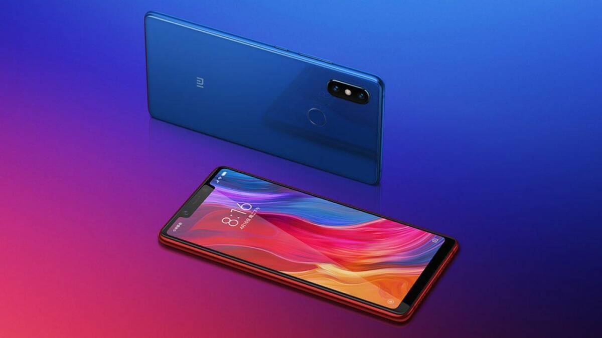 Смартфон Xiaomi с синим корпусом, тройной камерой и общим дизайном линейки Mi 8 SE