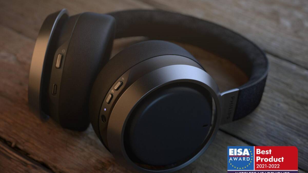 Беспроводные наушники Philips Fidelio L3 на деревянной поверхности