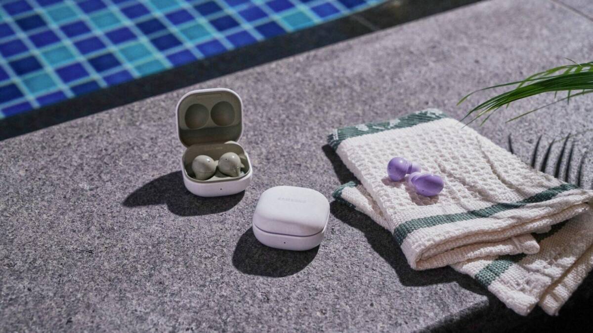 Samsung официально показала наушники Galaxy Buds2: шумоподавление и приятная цена 4 Наушники Samsung Galaxy Buds2 в зарядном кейсе на столе