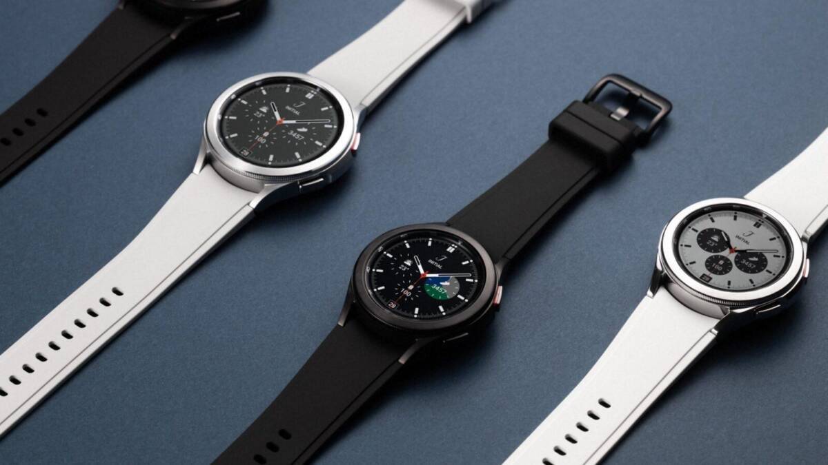 Samsung анонсировала новые часы Galaxy Watch 4 и Watch 4 Classic на Wear OS официально 6 Четыре смарт-часы Samsung Galaxy Watch 4 на синем фоне