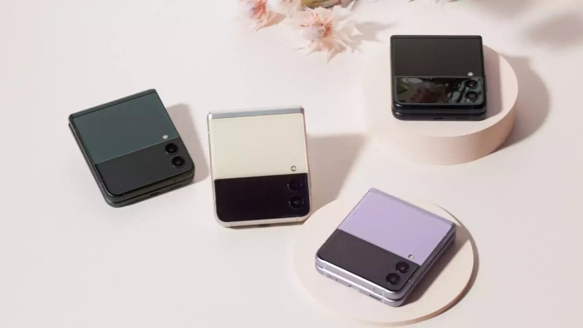 Samsung официально представил складной Galaxy Z Flip3 6 Различные цветные складные смартфоны Samsung Galaxy Z Flip3 на белом фоне