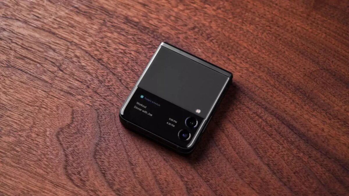 Складной смартфон Samsung Galaxy Z Flip3 на деревянной поверхности