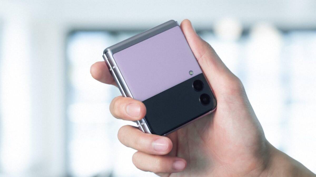 Samsung официально представил складной Galaxy Z Flip3 9 Складной смартфон Samsung Galaxy Z Flip3 в сложенном виде