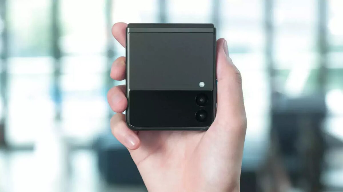 Samsung официально представил складной Galaxy Z Flip3 7 Складной смартфон Samsung Galaxy Z Flip3 в руке
