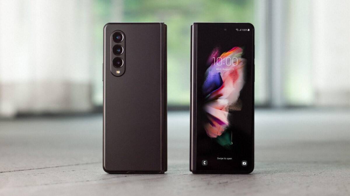 Samsung Galaxy Z Fold3: вид сбоку и спереди складного смартфона с раскрытым экраном