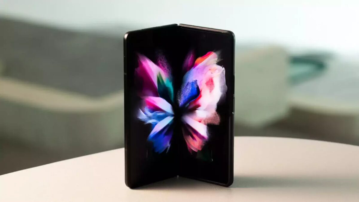 Складной смартфон Samsung Galaxy Z Fold3 на столе