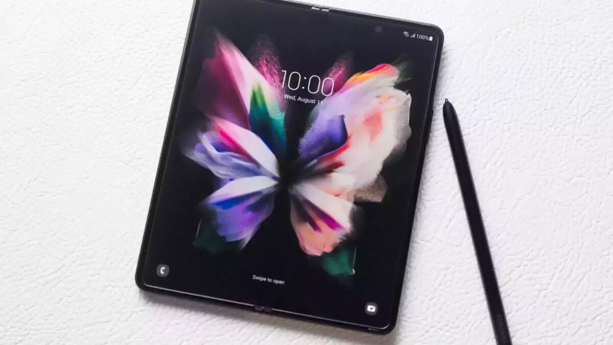 Складной смартфон Samsung Galaxy Z Fold3 на белом фоне