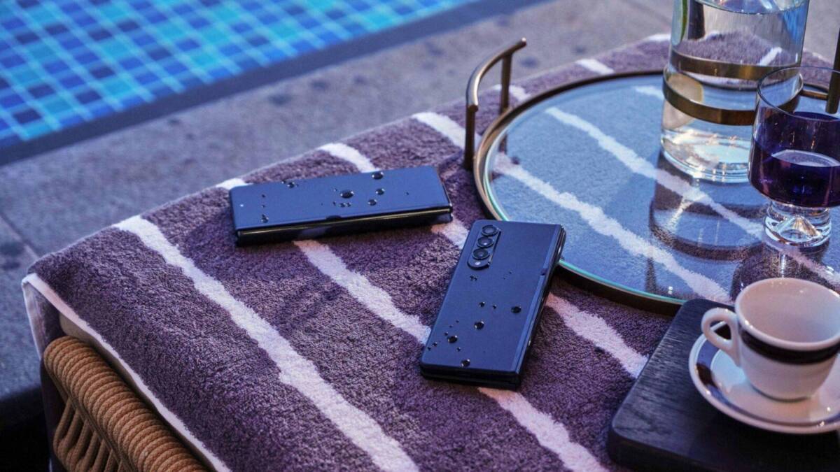 Складной телефон Samsung Galaxy Z Fold3 на столе