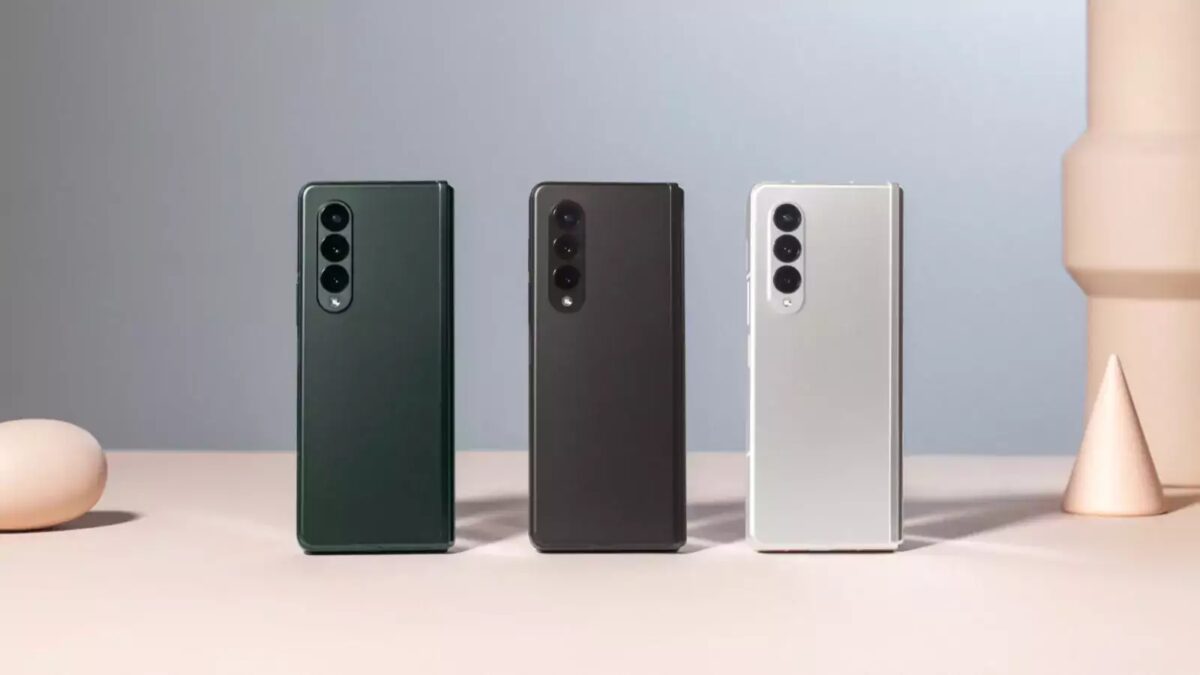 Три цветных складных смартфона Samsung Galaxy Z Fold3