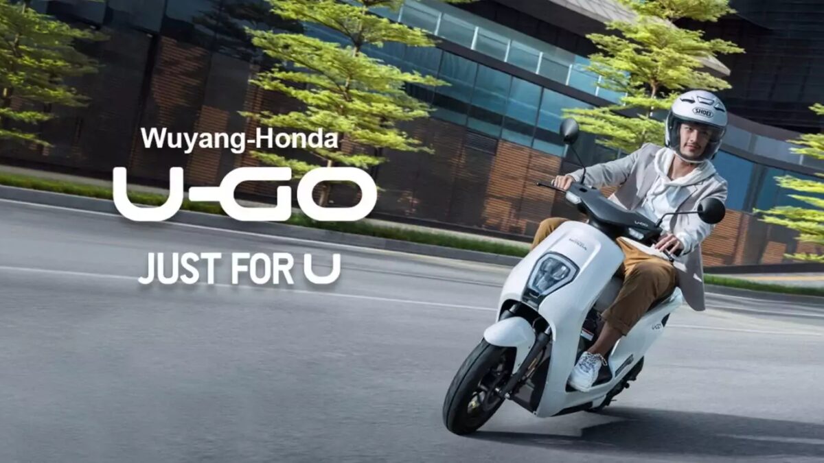 Honda представила электроскутер U-GO 4 Молодой человек управляет электроскутером Honda U-GO на городской улице