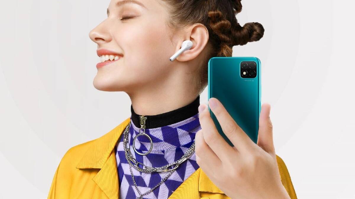 Женщина держит смартфон Huawei Nova Y60 и беспроводные наушники