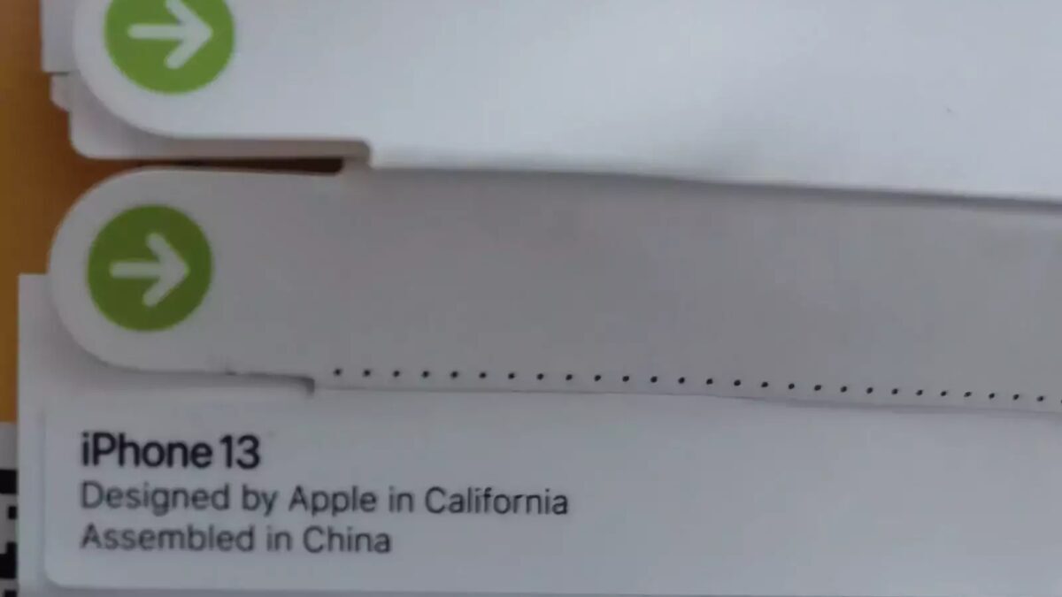 Экран iPhone 13 Pro Max на дисплее с информацией