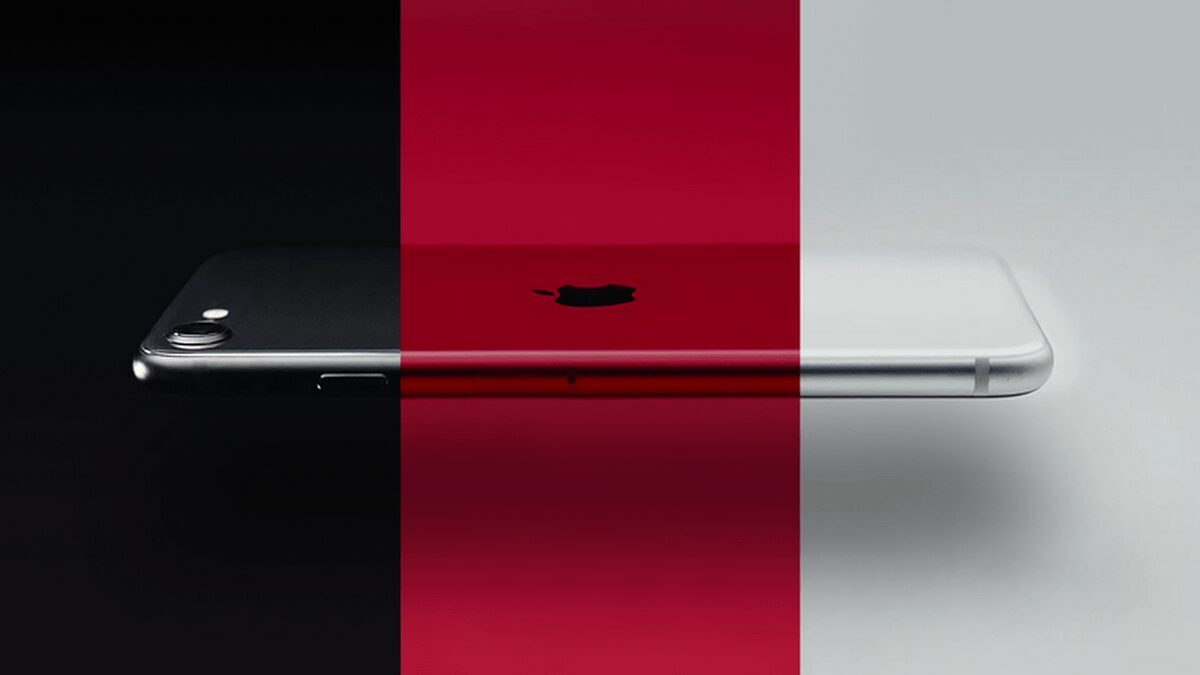 Задняя часть нового iPhone SE серебристого цвета на белом фоне