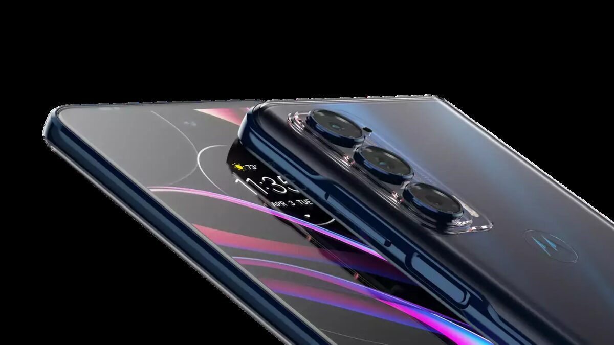 Motorola выпустила новую версию своего смартфона Edge 5 Смартфон Motorola Edge со спереди и сзади с тремя камерами