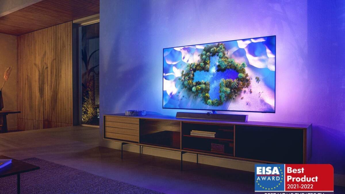 Современный телевизор Philips OLED 936 в гостиной