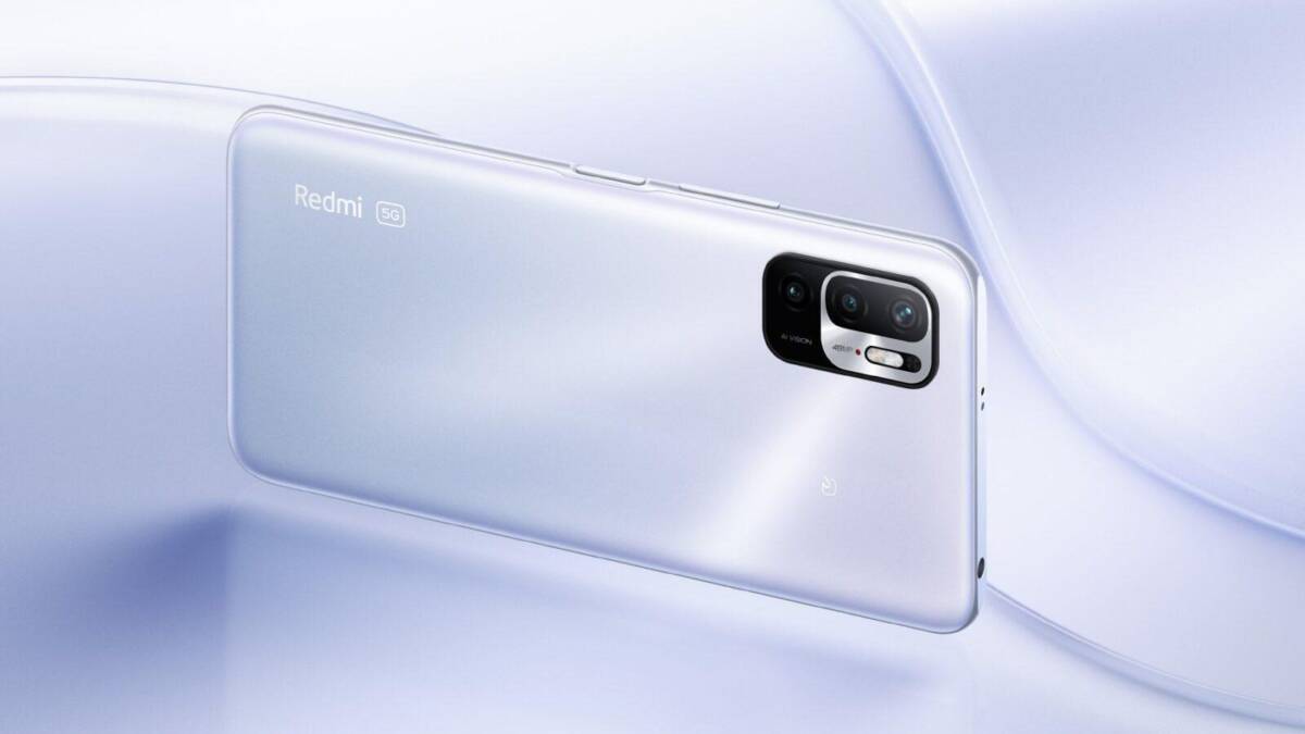 Задняя часть смартфона Redmi Note 10 JE с тройной камерой и логотипом 5G