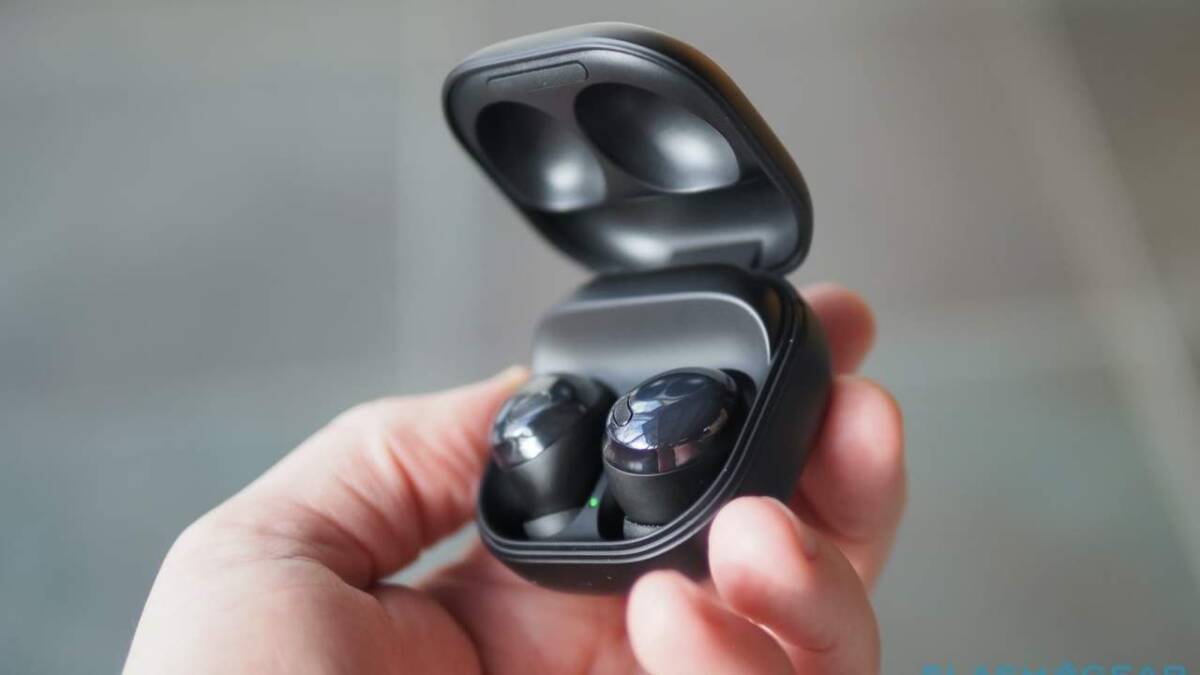 Кейс с открытой крышкой для наушников Samsung Galaxy Buds 2, показан сверху