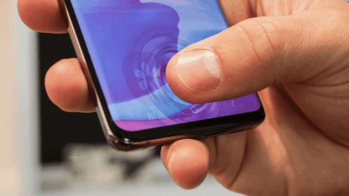 Синий отпечаток пальца на экране iPhone: использование встроенного сканера Touch ID