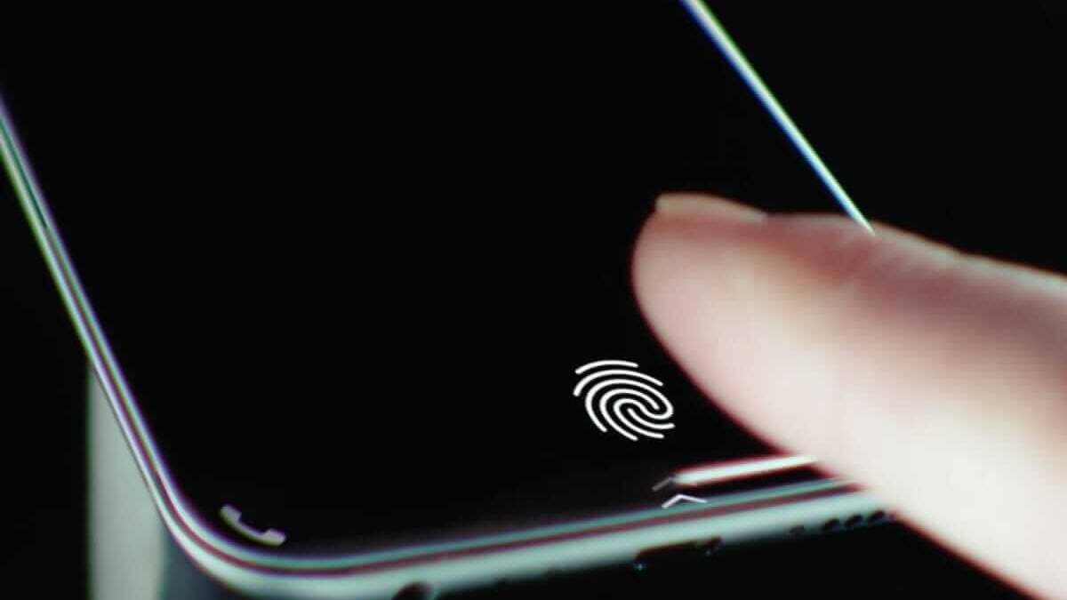 Сканер отпечатков пальцев на экране iPhone вблизи
