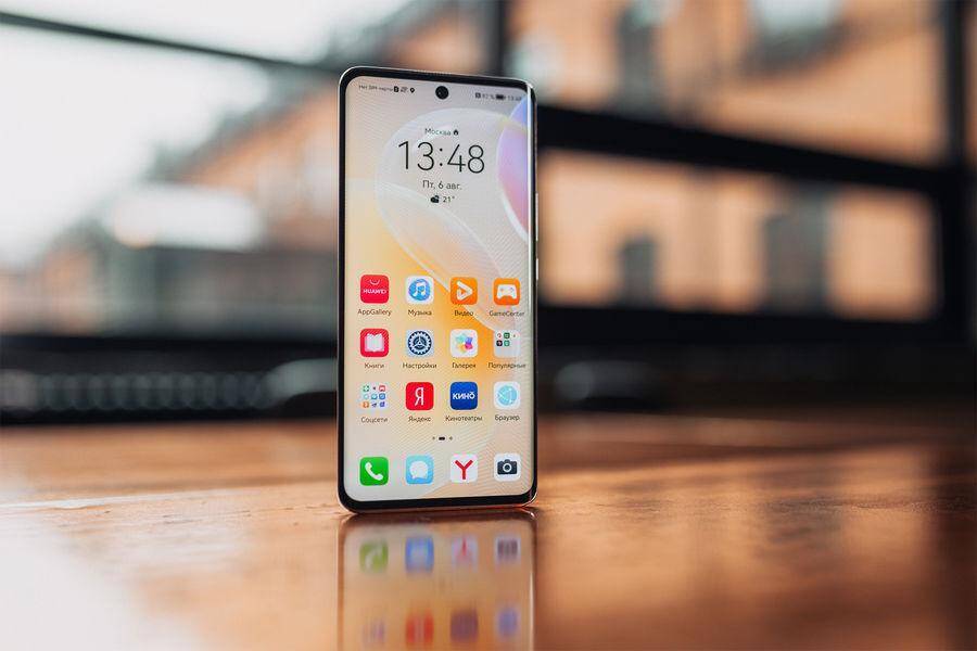 Раскрыты ёмкость аккумулятора Huawei Nova 9 и скорость быстрой зарядки 5 Смартфон Huawei Nova 9 с выключенным экраном на деревянной поверхности