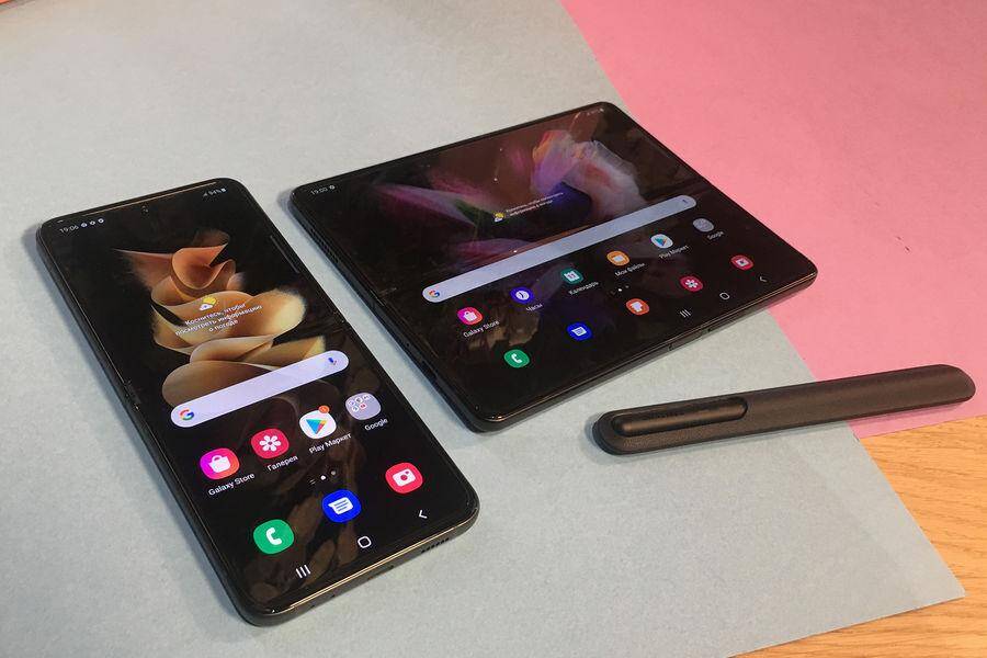 WhatsApp теперь поддерживает полную передачу чата с iPhone на Android 5 Два смартфона Samsung Galaxy Z Fold с интерфейсами