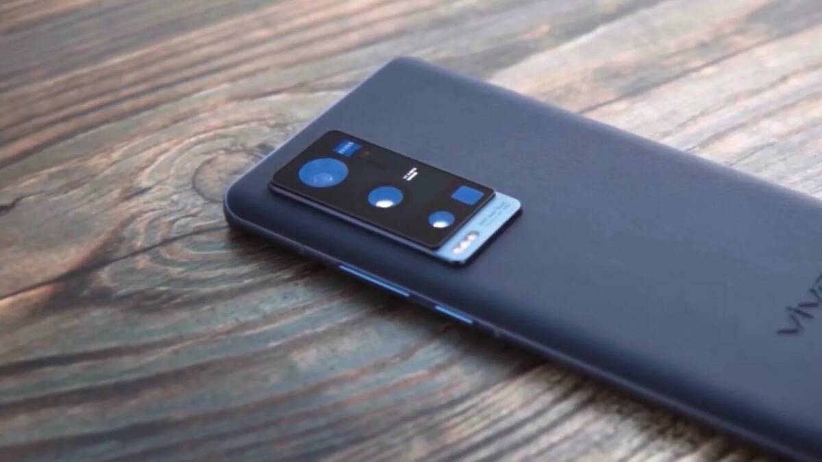 Задняя панель Vivo X70 Pro+ с модулем камер и логотипом Vivo