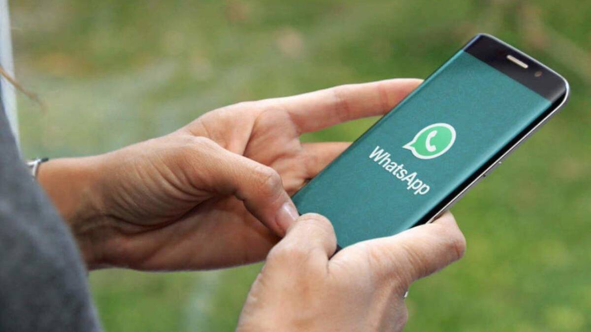 WhatsApp теперь поддерживает полную передачу чата с iPhone на Android 4 Человек использует телефон Samsung с экраном WhatsApp